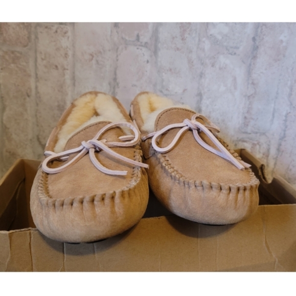 Ugg Dakota Moccasins - Picture 8 of 16